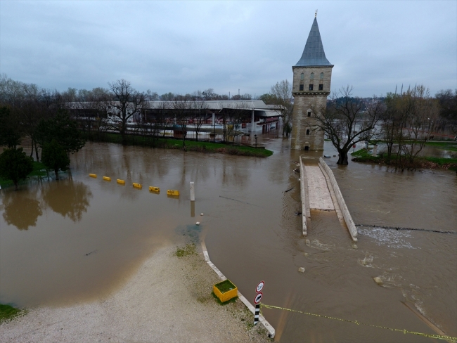 Tunca Nehri'ndeki taşkın Er Meydanı'nı sular altında bıraktı
